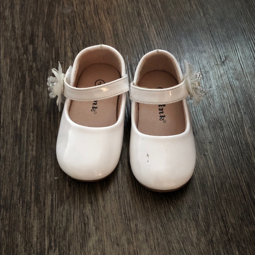 Link Girls White Mary Jane Dress Shoes with Floral Accent